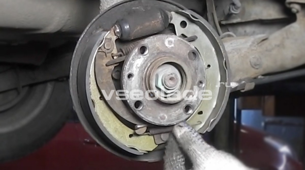 Руководства по ремонту Лада Калина: замена тормозных колодок тормозного механизма заднего колеса