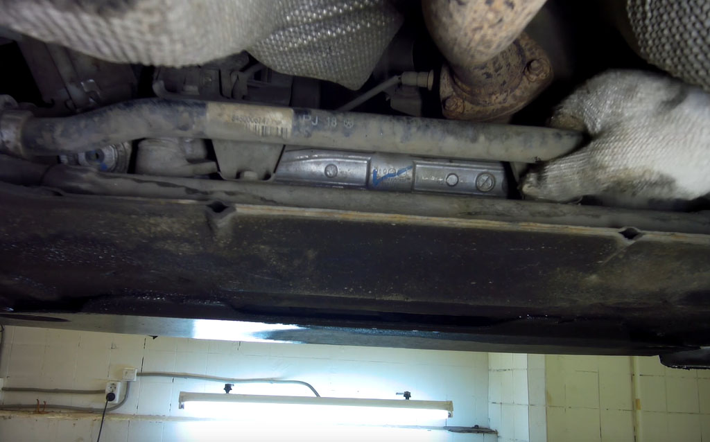 Замена втулок стабилизатора на Ладе Веста без разреза, снятие пыльника рулевого механизма на Ладе Веста (фото 2)