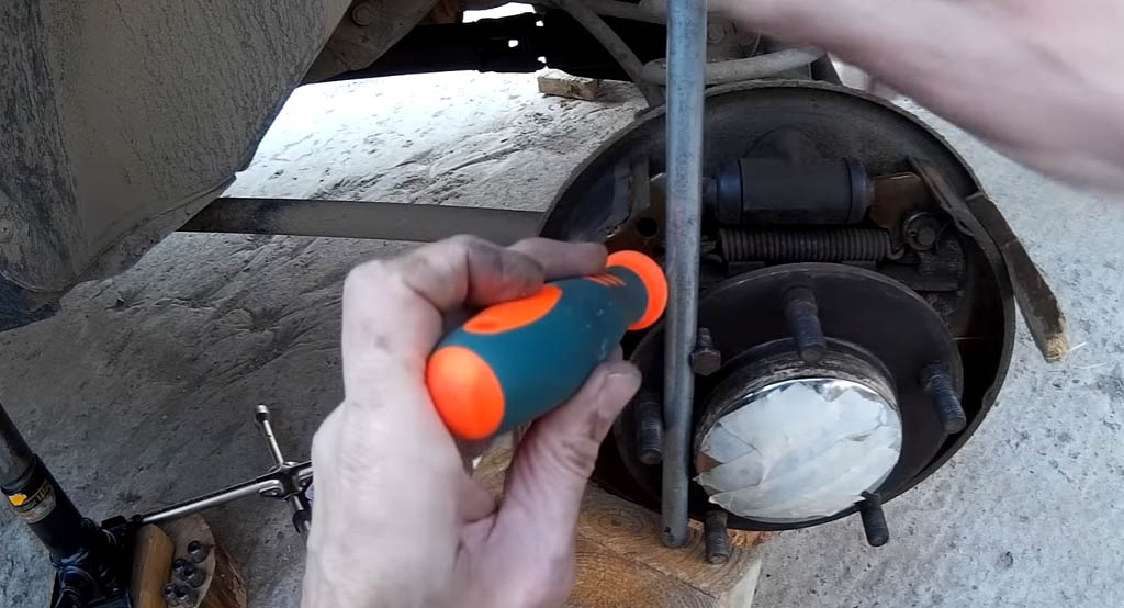 Как поставить пружину на тормозные колодки на ниве
