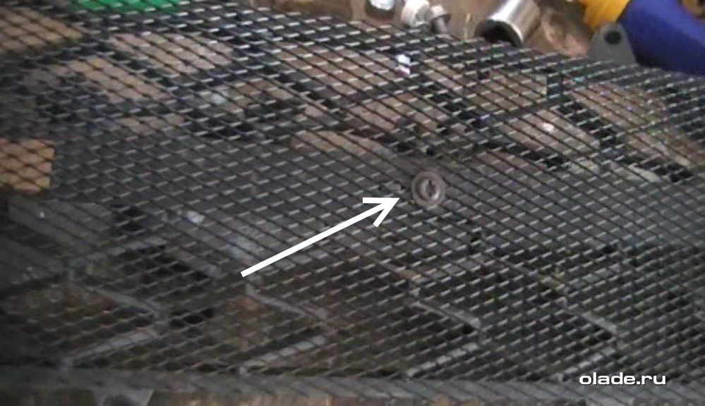 Установка дополнительной сетки на решетку радиатора Лады Веста (фото 16)